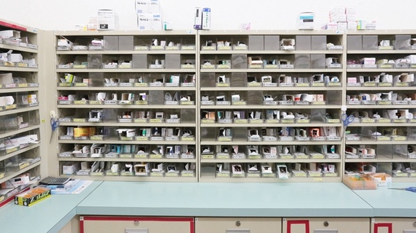 スギ薬局　中島店の薬棚