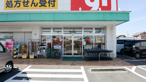 スギ薬局　東浦店の入口
