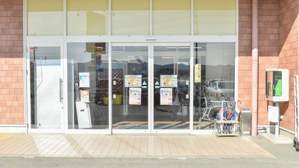 スギ薬局　玉城店の入口