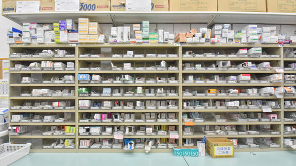 スギ薬局　玉城店の薬棚