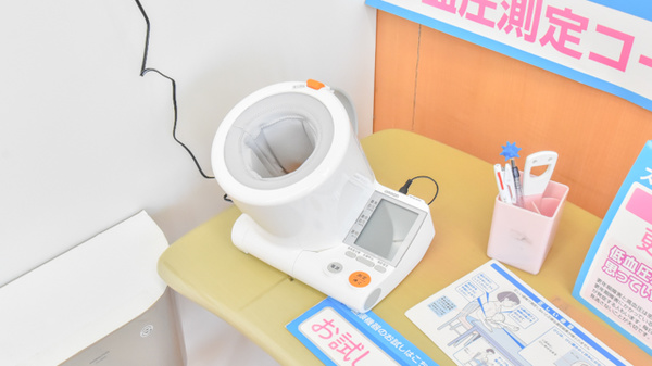 スギ薬局　大手店の血圧計