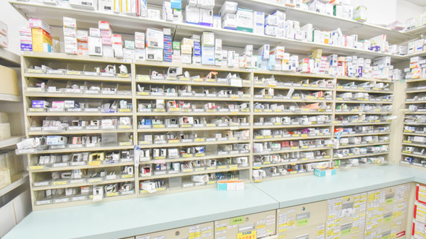スギ薬局　大手店の薬棚