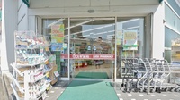 スギ薬局　新川店の入口