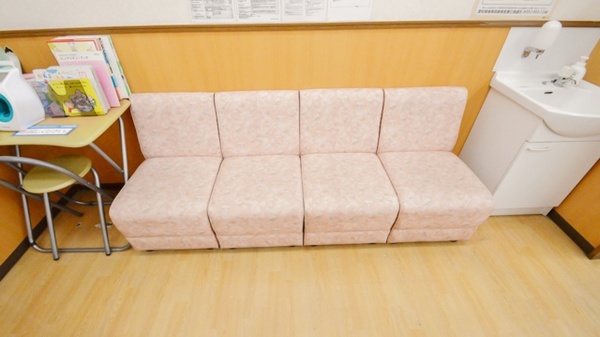 スギ薬局　新川店の待合スペース