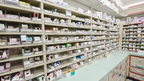 スギ薬局　新川店の薬棚