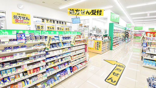 スギ薬局　近江八幡西店の入口