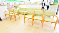 スギ薬局　近江八幡西店の待合スペース