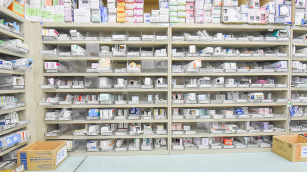 スギ薬局　城山店の薬棚