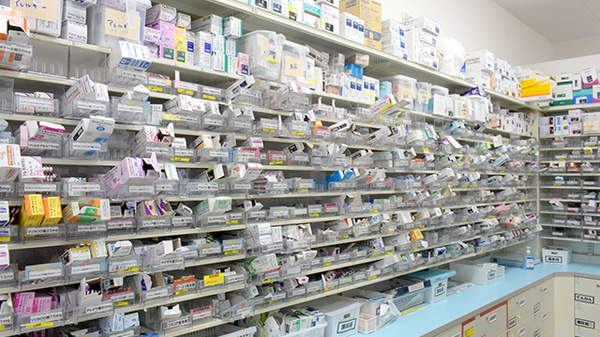 スギ薬局　堺旭ケ丘店の薬棚