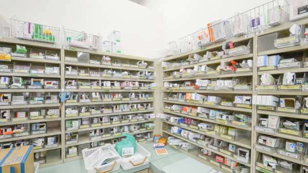 スギ薬局　桜木店の薬棚