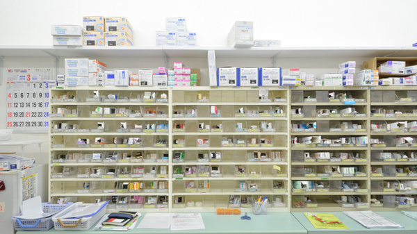 スギ薬局　三谷北店の薬棚