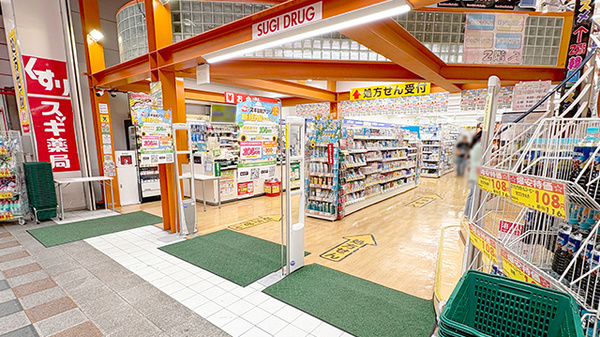スギ薬局　阪神尼崎店の入口