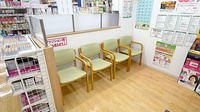 スギ薬局　阪神尼崎店の待合スペース