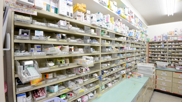 スギ薬局　汗干店の薬棚