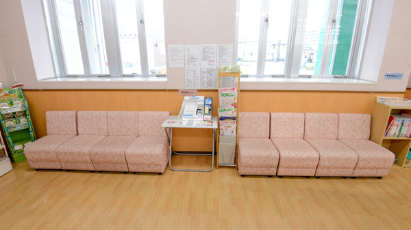 スギ薬局　汗干店の待合スペース