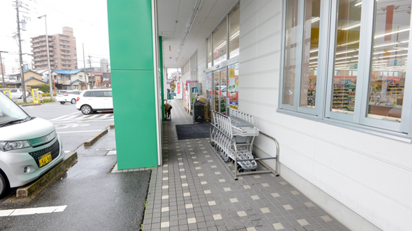 スギ薬局　汗干店の入口