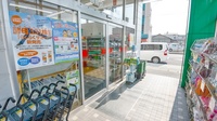 スギ薬局　海南店の入口
