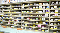 スギ薬局　学園前店の薬棚