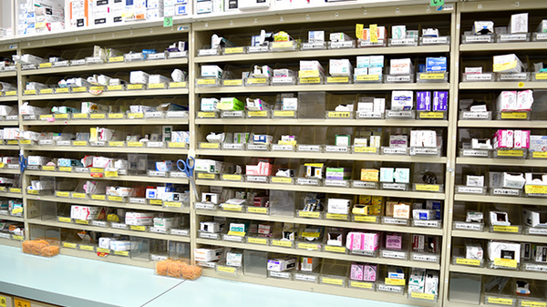 スギ薬局　学園前店の薬棚