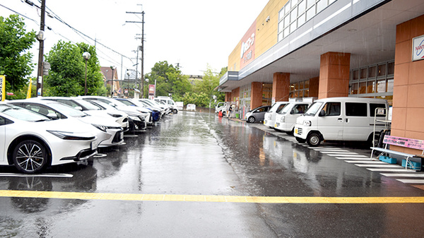 スギ薬局　学園前店の駐車場