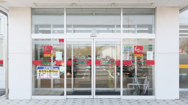 スギ薬局　西尾調剤店の入口