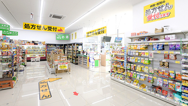 スギ薬局　伏見向島店の入口