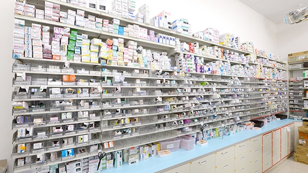 スギ薬局　伏見向島店の薬棚