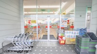 スギ薬局　渋川店の入口