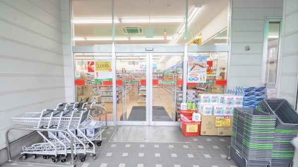 スギ薬局　渋川店の入口