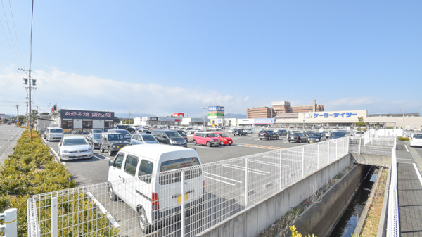 スギ薬局　久居インターガーデン店の駐車場