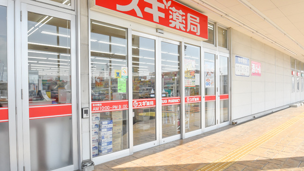 スギ薬局　久居インターガーデン店の入口