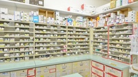 スギ薬局　関店の薬棚