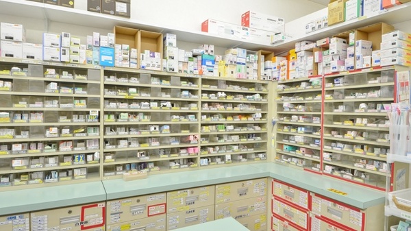 スギ薬局　関店の薬棚