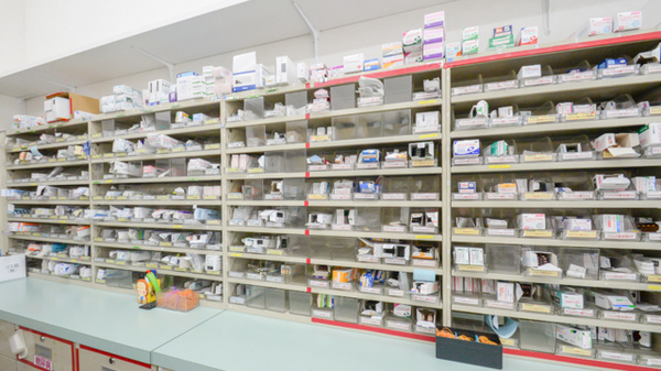 スギ薬局　大和店の薬棚