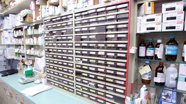 スギ薬局　武庫之荘店の薬棚