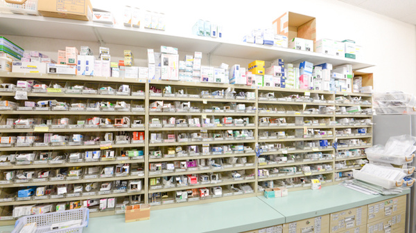 スギ薬局　清水が丘店の薬棚