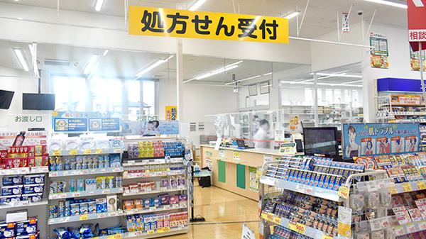 スギ薬局　馬堀店の入口