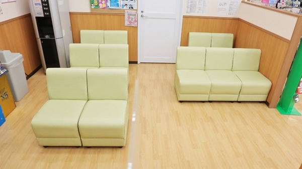 スギ薬局　滋賀高月店の待合スペース