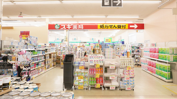 スギ薬局　滋賀高月店の入口