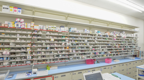 スギ薬局　伊賀上野店の薬棚
