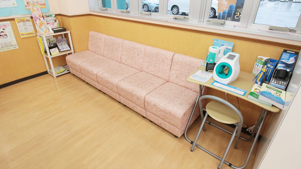 スギ薬局　豊橋花田店の待合スペース