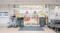 スギ薬局　豊橋花田店の入口