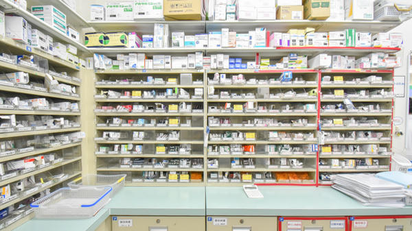 スギ薬局　六軒屋店の薬棚