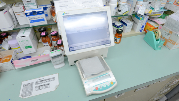 スギ薬局　新舞子店の調剤器具