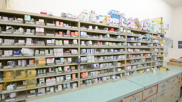 スギ薬局　青葉店の薬棚