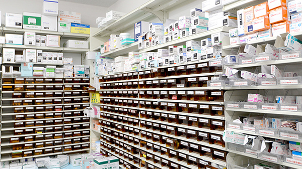 スギ薬局　コア古川橋店の薬棚