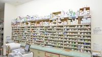 スギ薬局　亀山栄店の薬棚