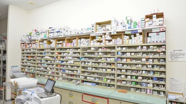 スギ薬局　亀山栄店の薬棚