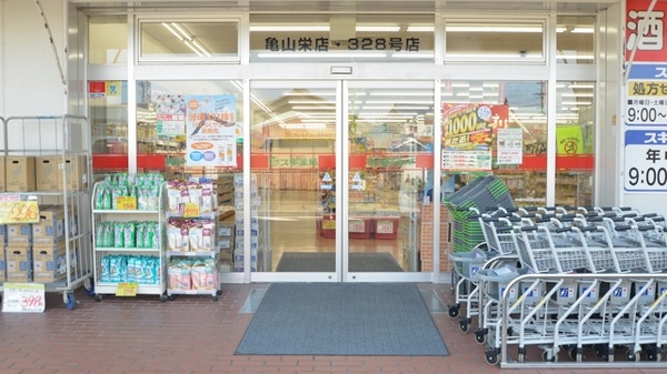 スギ薬局　亀山栄店の入口