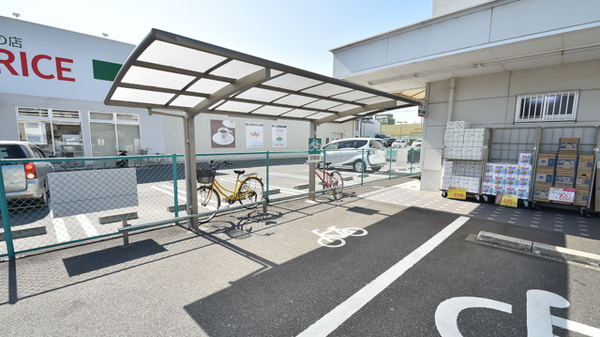 スギ薬局　末永店の駐輪場